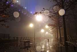 Promenade sous le pont Benjamin Franklin un soir de pluie.