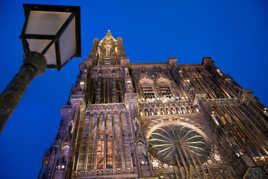 elle pointe vers le haut