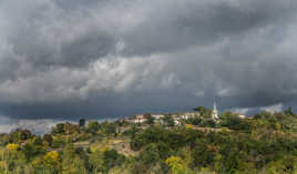 village sous les nuages