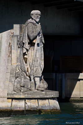 Il n'avait pas les pieds dans l'eau...