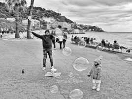 La petite fille et les bulles de savon
