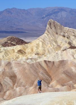 L ouest Americain   jeu de couleurs sur les dunes.