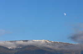 Lune, sommet enneigé et écharpe!