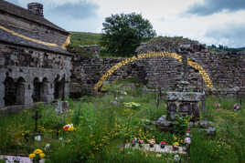 Ruines et cimetière