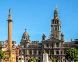 Hôtel de ville et son obélisque à Glasgow