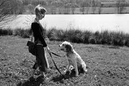 Le chien et sa maîtresse.