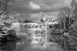la ville se contemple dans la rivière.