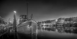 Heure bleue en  noir et blanc sur les quais du Rhône