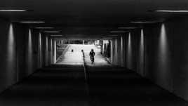 Un vélo près du tunnel