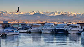 Petit port et montagnes enneigées...