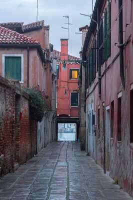 Au bout de la ruelle le canal