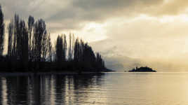 Une île dans un lac dans une île dans la mer.
