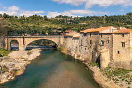 Au pied coule la rivère