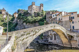 le ponte vecchio à Dolceacqua( Italie)