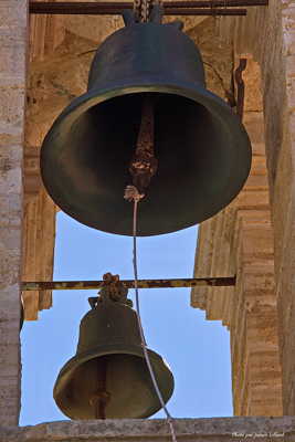 Une cloche sonne