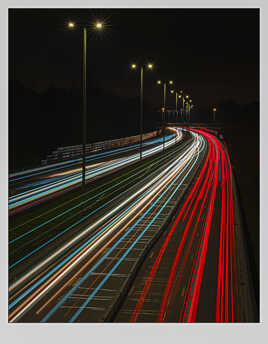 Une autoroute la nuit prise avec une technique de longue exposition.