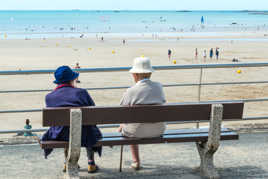 Deux mamies papotaient