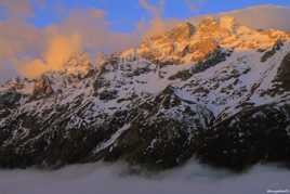 Les Ecrins au réveil sur une mer de nuages