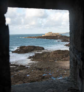 derrière la fenetre