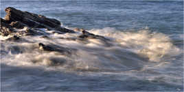 caresse de la mer su les rochers