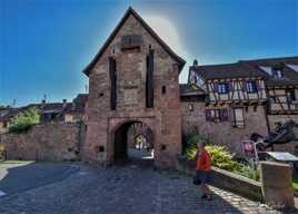 Porte dans les remparts.