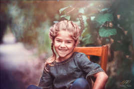 Petite fille dans l'allée