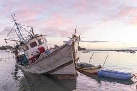 Bateau échoué dans le golfe du Morbihan