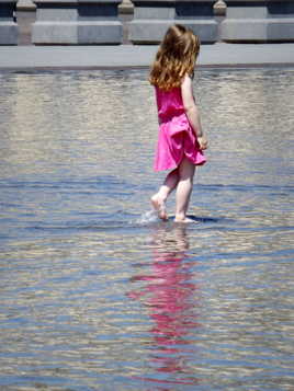 Fillette rousse au miroir d'eau