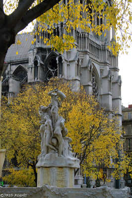 La fontaine des Danaïdes et l'église des Réformés en arrière plan.