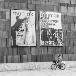 Sous les affiches du Mumok