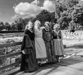 ces dames sur le pont NB