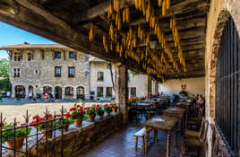 Pérouges, la place vue de l'Ostellerie