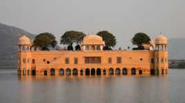 Jal Mahal sur le Man Sagar Lake