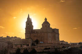Cathédrale nimbée d or