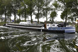 Péniche fluviale, nommée "NAVIGA"