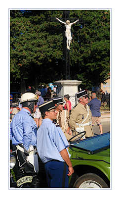 Faites semblant.... on est surveillés
