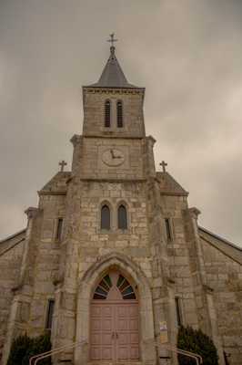 Au pieds de l église