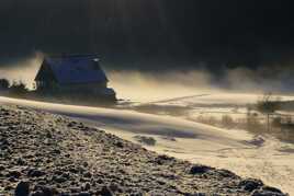 Silhouette paisible d’un refuge oublié