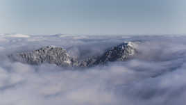 une île en pleine mer de nuage