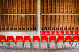 Les chaises rouges