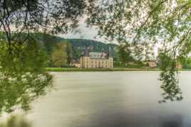 Château au bord du Rhône