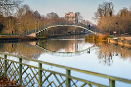 Amoureux sur la passerelle