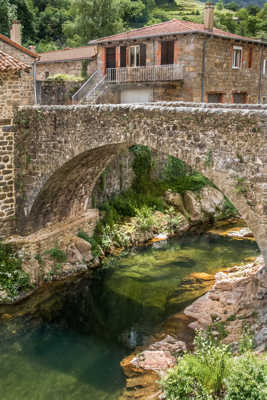 P'tit village, p'tit pont, p'tite rivière