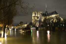 Ilot de péniche sur la seine en crue