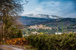 Le Haut Montet à la sortie de l'hiver et le village de Châteauneuf-Grasse