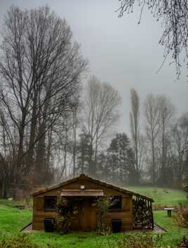 La petite maison dans la prairie sous la brume