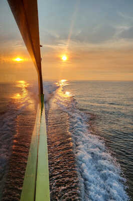 Soleil couchant et son double.