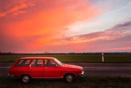 Une R12 au coucher du soleil