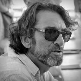 Homme aux lunettes de soleil