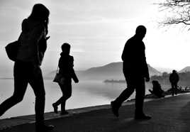 Silhouettes sur la promenade